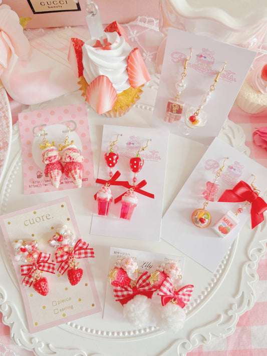 皇冠草莓紅白格仔小熊耳環