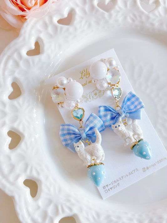 藍色草莓格仔小貓咪耳環